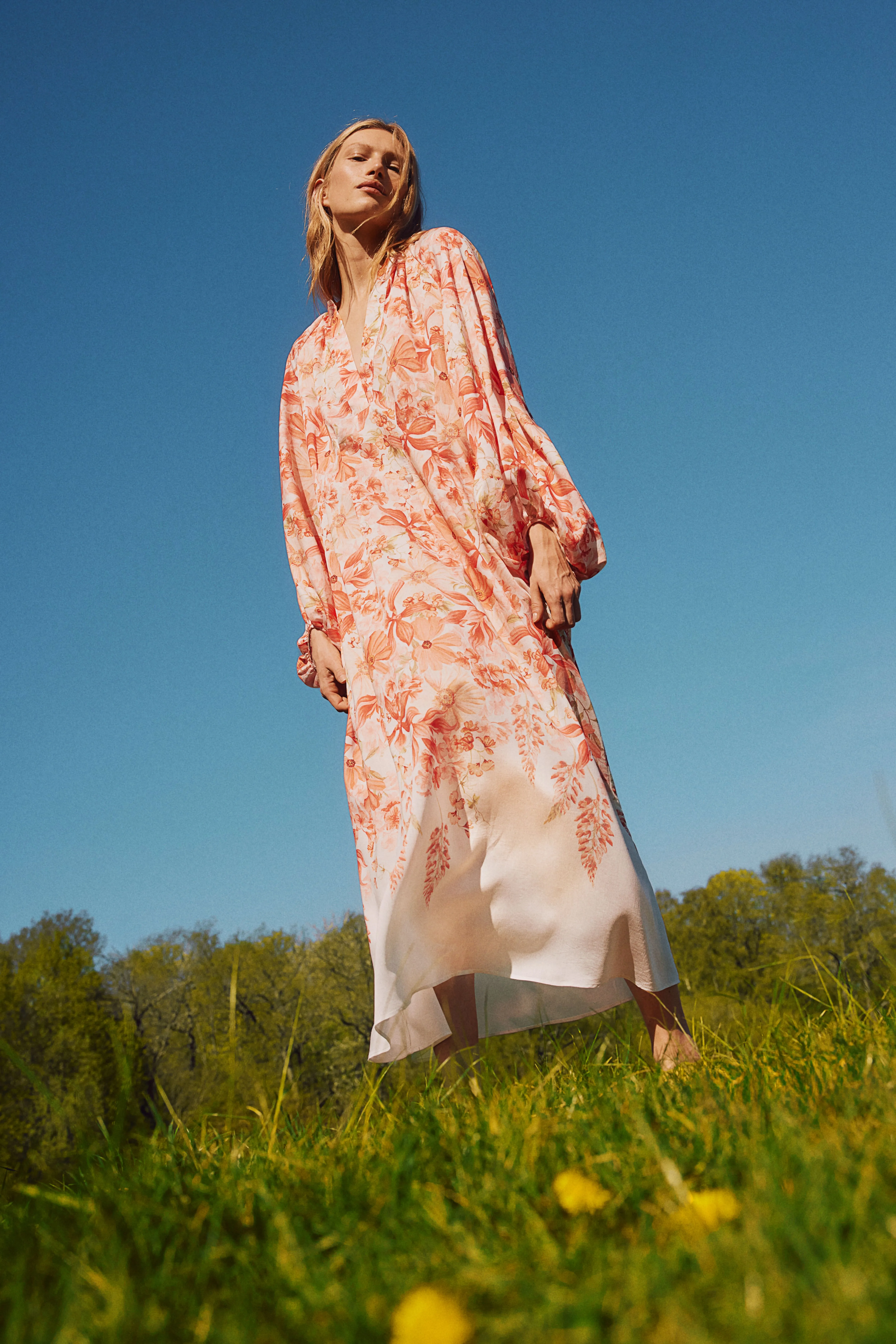 Balloon-sleeved maxi dress - V-neck - Long sleeve - Coral red/Floral - Ladies | H&M GB