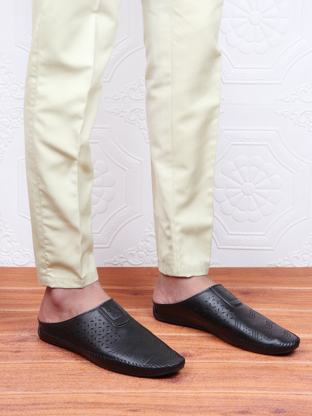 Men Black Ethnic Slip-On Juttis