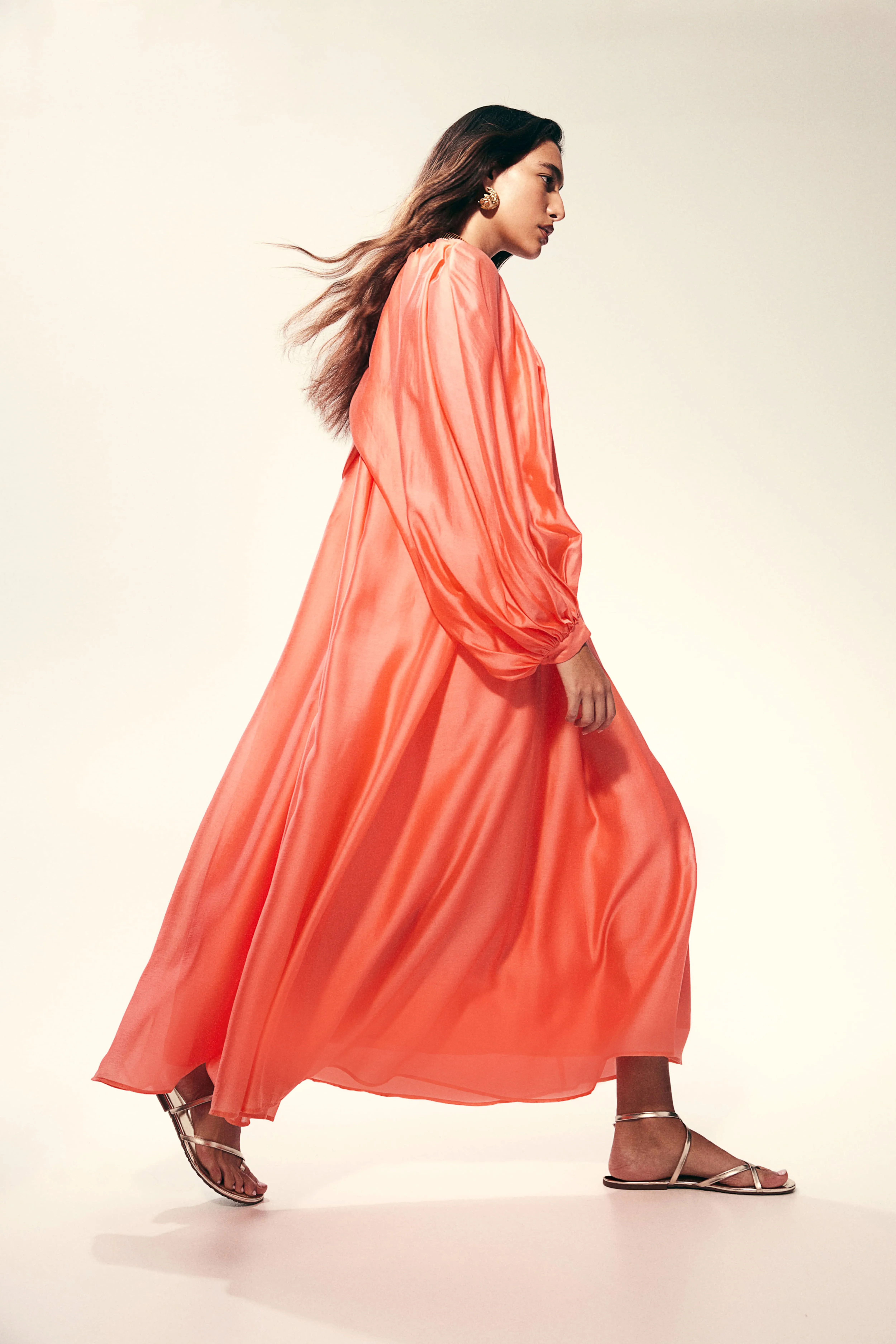 Voluminous maxi dress - Round neck - Long sleeve - Coral - Ladies | H&M GB